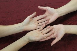 Die Hände ausstrecken