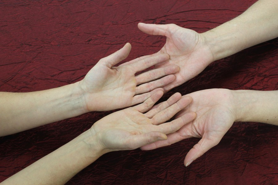 Die Hände ausstrecken